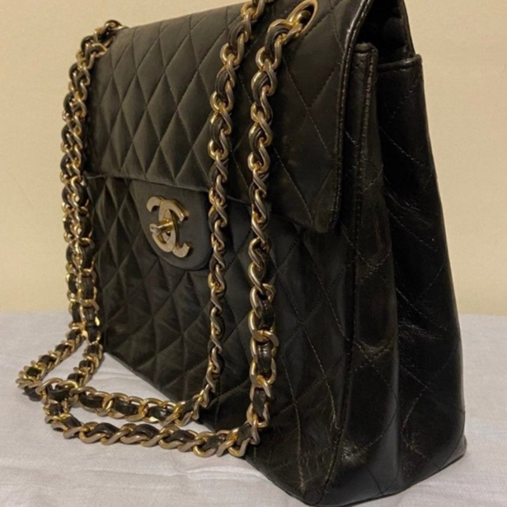 1 day Price Drop ! !! Authentic CHANEL Black Quilted Crossbody with Gold Chain - Picture 4 of 14